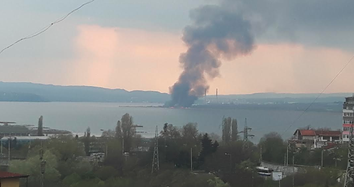Снимка читателПожар е пламнал на крайезерния път във Варна За това