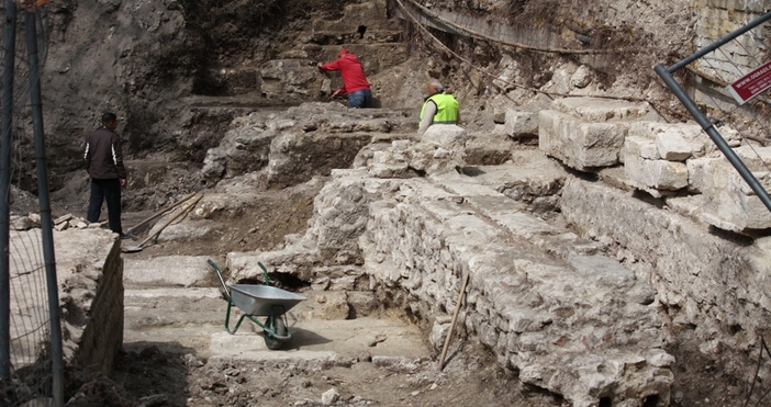 снимки Петел Археологическото изследване на разкритите при ремонт порти на древния