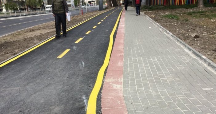 Маркировката на велоалеята край спирка Явор тръгна на зиг заг забеляза