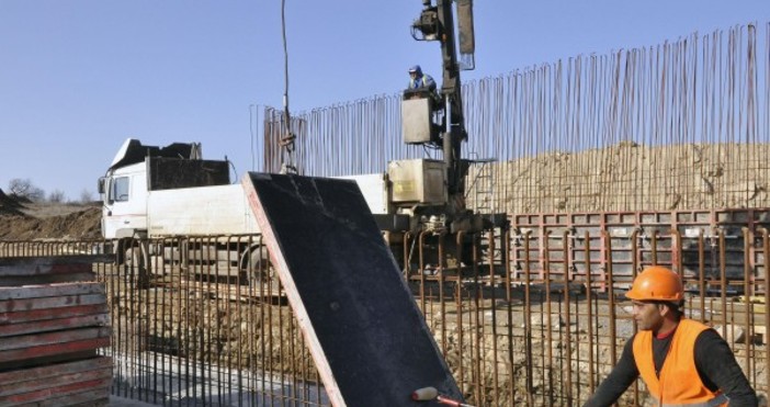 Снимка БулфотоУлесняване на процедурите за наемане на строителни работници от