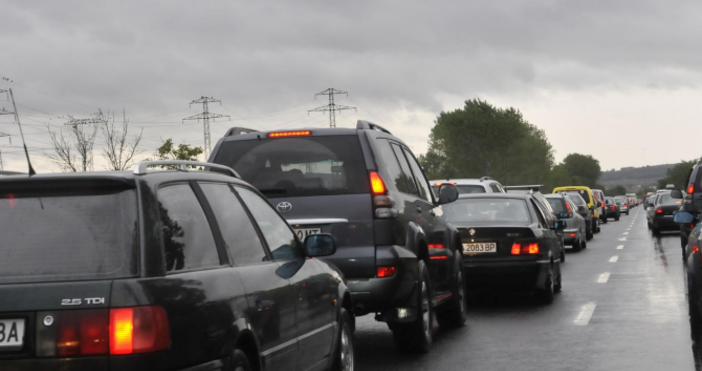 Снимка БулфотоОгромна колона от автомобили се е образувала на магистрала