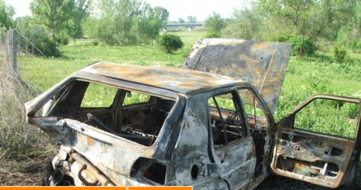 Снимки: БулфотоЛек автомобил изгоря, след като бе блъснат от друг.