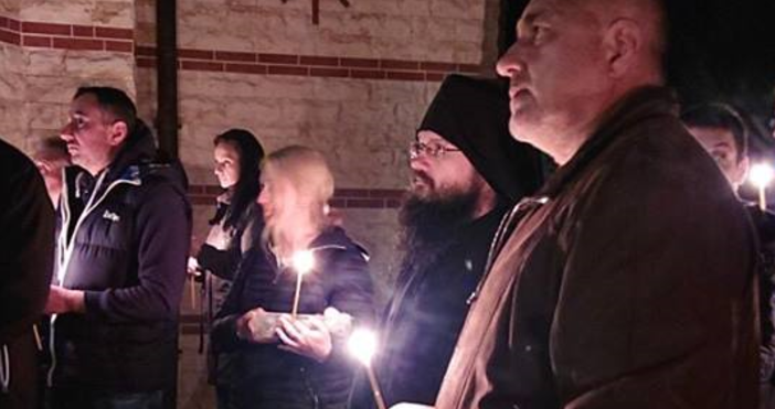 Снимки фейсбукБойко Борисов посрещна Великден в Дивотинския манастир Христос Воскресе Нека посрещнем