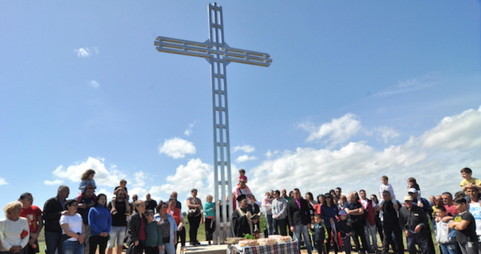 Снимки БулфотоПравославен кръст с височина 8 метра бе тържествено осветен