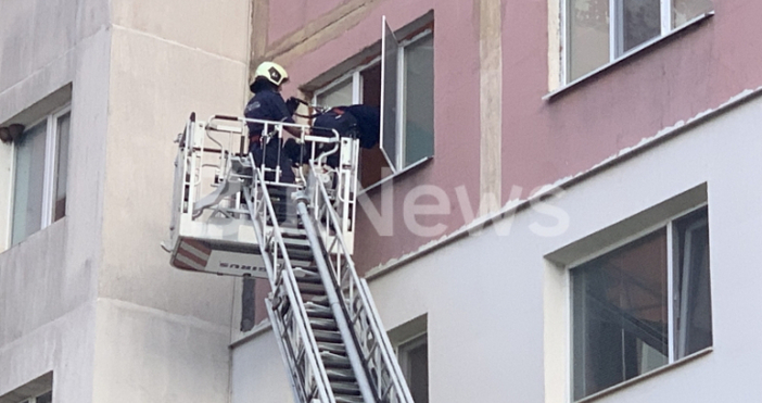 Снимки  BulNewsСпасителна операция тече в момента във един от врачанските жилищни