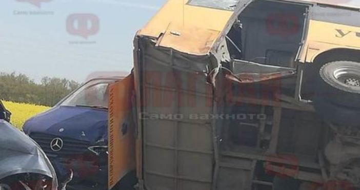 Снимка ФлагманАвтобус с три деца катастрофира по главния път между