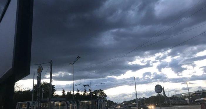 Черни облаци покриха небето над столицата В центъра на София