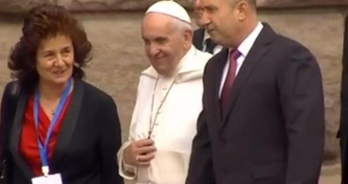 кадър БтвПрезидент Румен Радев посрещна папа Франциск на официална церемония