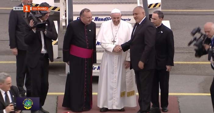 Премиерът Бойко Борисов посрещна току що Папа Франциск на летище София Той