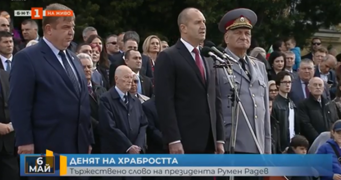 Президентът Радев приема почетния строй на представителните части на Българската