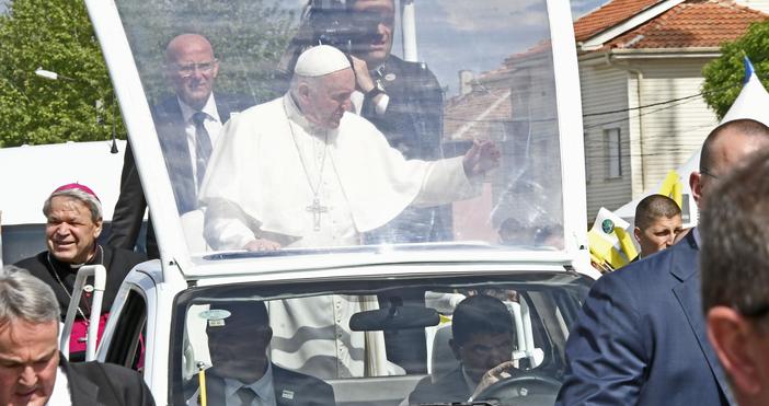Папа Франциск пристигна в Раковски където 250 деца ще получат