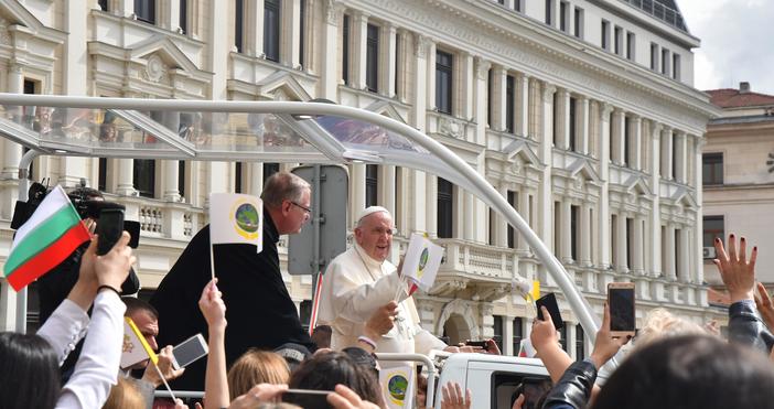 Папата който пристигна в България изрази тревога от обезлюдяването на