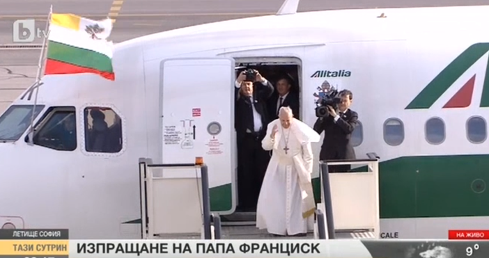 Кадър: БТВТоку що Папа Франциск се поклони от стълбичката на