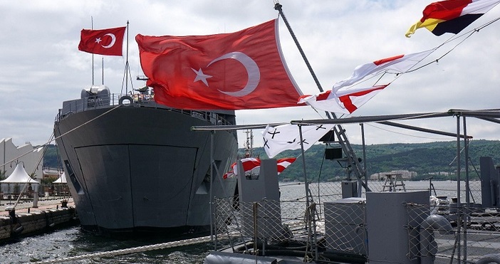Снимки БулфотоДва големи кораба на турските ВМС акостираха на Морска
