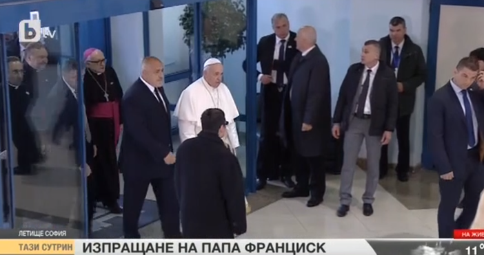 Кадри БТВВ момента Бойко Борисов изпраща Папа Франиск на летище