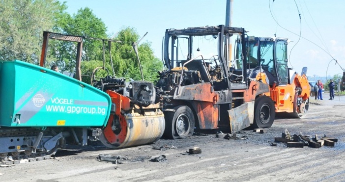 Снимка БулфотоЩетите от вчерашния палеж на машини за асфалтиране в Бургас