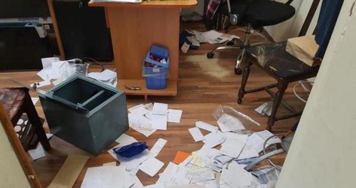 Снимка ДСБ ВарнаВандали са разбили офиса на Демократи за