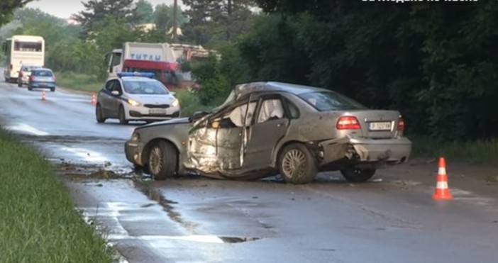 Русе МедиаДвама души са пострадали тежко след като автомобилът им