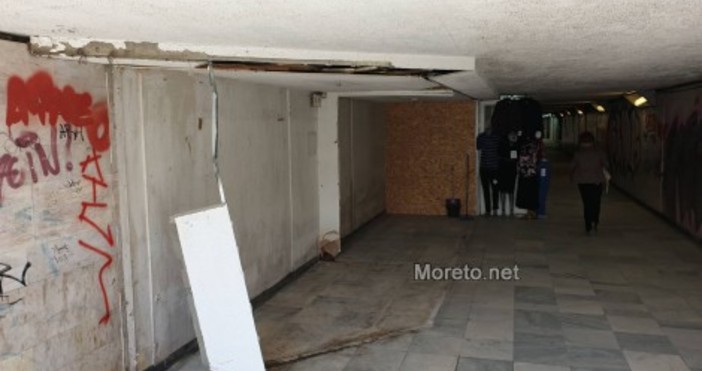 Част от окачения таван в подлеза на Македонския дом, който