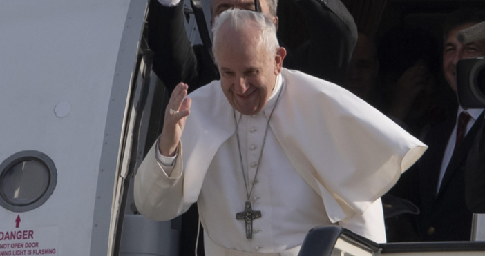 Папа Франциск разходи с папамобила си 8 деца мигранти. Минути