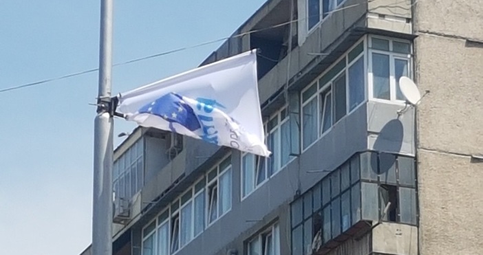 Много от знамената във Варна да скъсани.рекламаТова алармира читател на