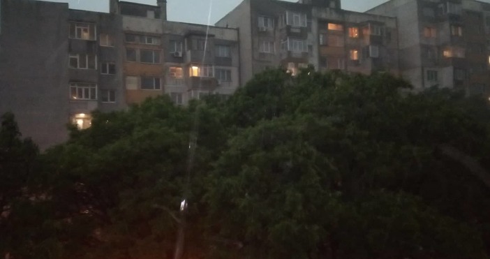 Порен дъжд се изсипва над Варна в момента Има и гръмотевици