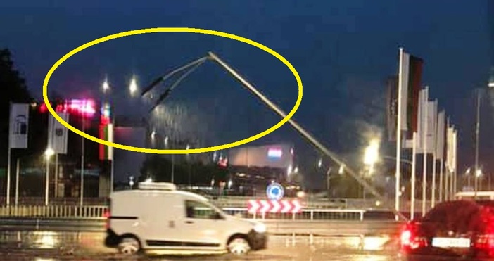Ситуацията с наклонения стълб на бул Васил Левски във Варна