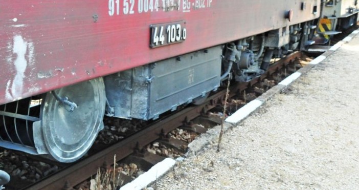 focus news netЗапали се локомотив на влака пътуващ от София за Горна