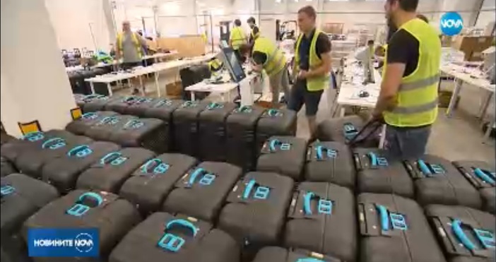 Машините за електронното гласуване тръгват към избирателните секции в страната