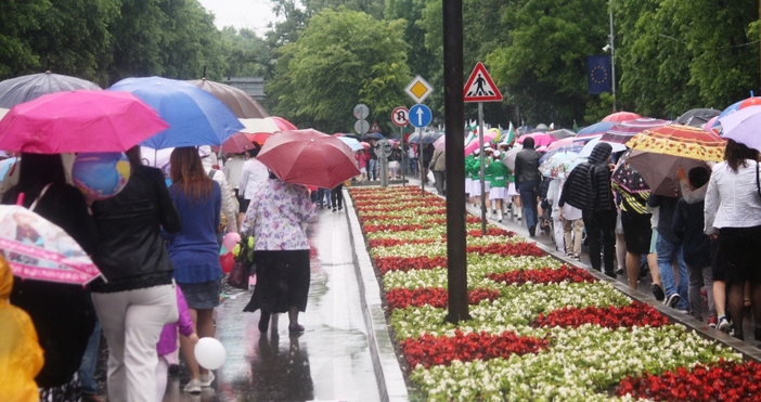 Снимки Петел Обилният дъжд във Варна не спря шествието по повод