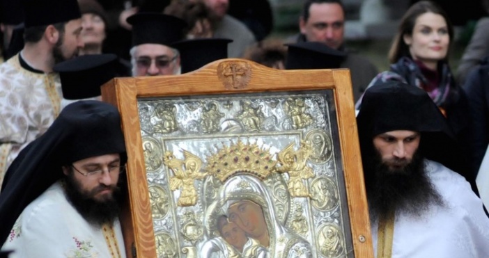 Снимка: БулфотоВ Ловеч бе посрещната Боянската чудотворна икона на Пресвета
