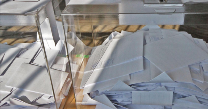 Източник и снимки БулфотоВарненският кмет Иван Портних гласува в Златни