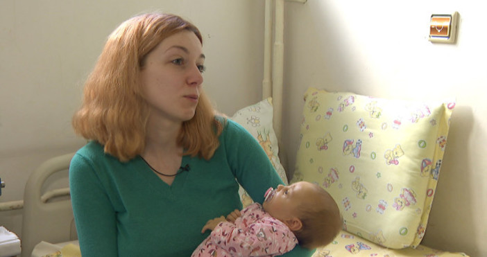 bTVЕдва на 2 месеца малката Калина води борба между живота