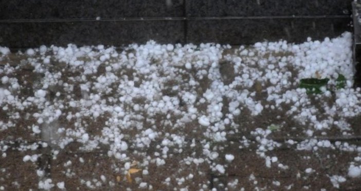 Снимка БулфотоМощната буря която се сипе над Пловдив вече 1