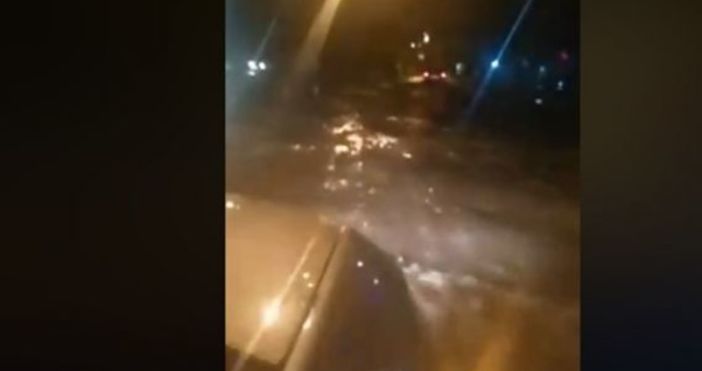 Мощна буря удари Хасково в събота вечер Десетки сгради и улици