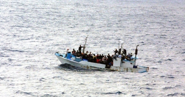 Плавателен съд с десетки мигранти пътуващи към Европа се преобърна