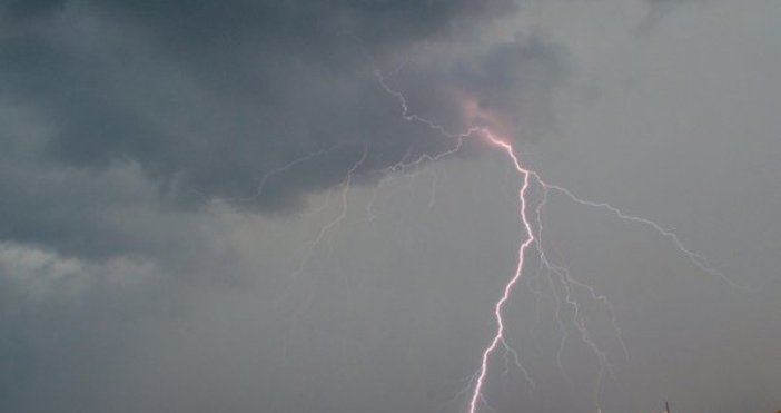 Снимка БулфотоСилен вятър и дъжд стреснаха столичаниСилна лятна буря удари