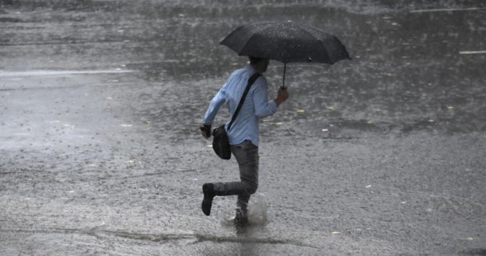 Силни дъждове с гръмотевици се изляха в Пловдив и Пазарджик