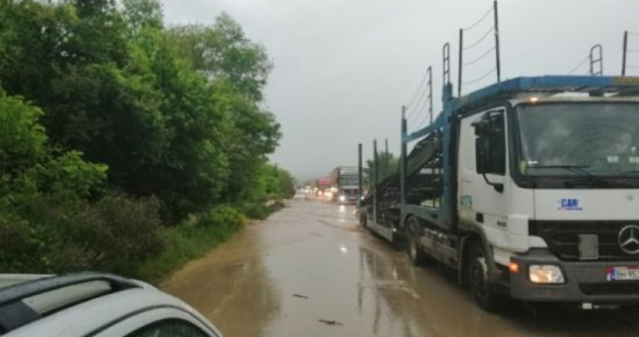 Снимки  bulnews bgПреди минути затвориха за движение международния път Е 79 между Враца