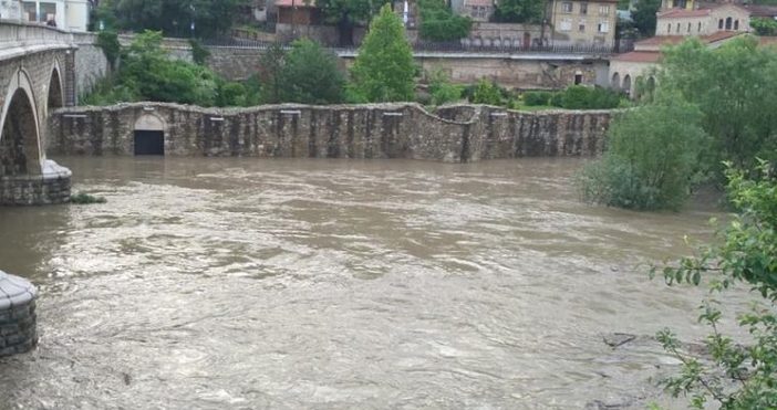 Снимка Светломира Петкова Facebook ‎Дивотия до шия в Търново Река Янтра излезе