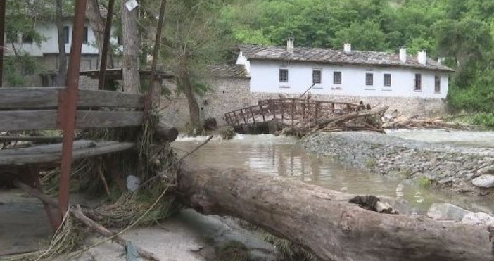 Разрушен е мостът при Дряновския манастир след проливните дъждове. Това
