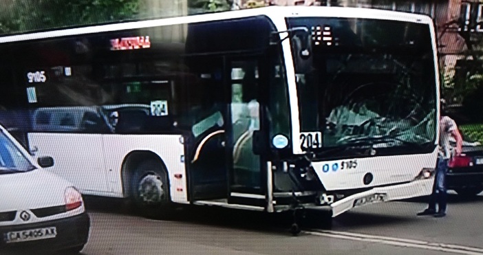 Кадър Нова ТвАвтобус от градския транспорт в София помете два