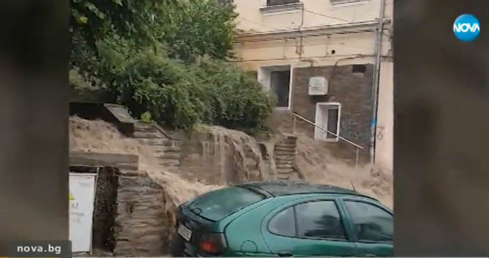 Кадър Нова ТвСнимки на наводнени улици от поройния дъжд във