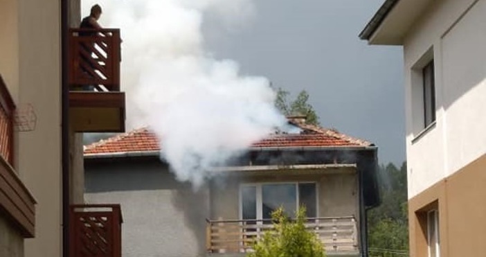 Снимки Фейсбук Забелязано в СамоковМълния порази къща на бул България в