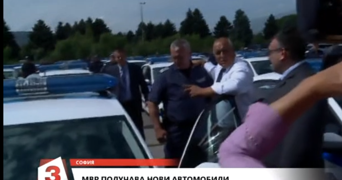 Кадри Канал 3Бойко Борисов току що инспектира новите 26 автомобили