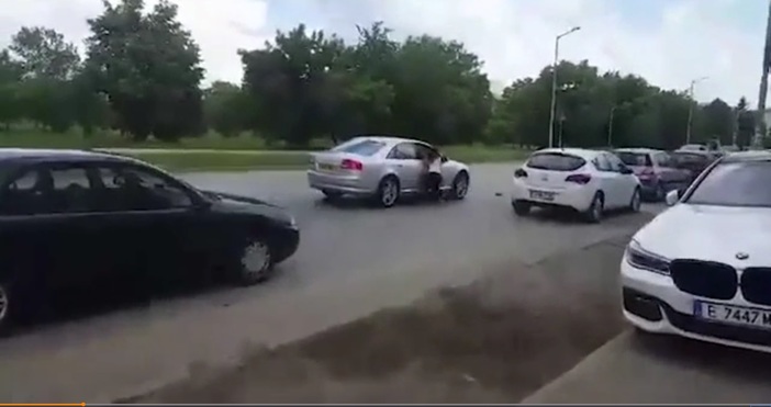 Клип на който се вижда как мъж влачи с колата