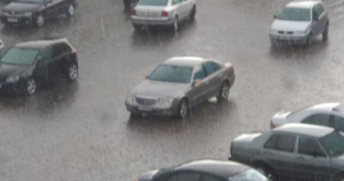 Кадър bTVСилна буря удари Кърджали съобщава местният сайт 24rodopi com реклама Проливният дъжд