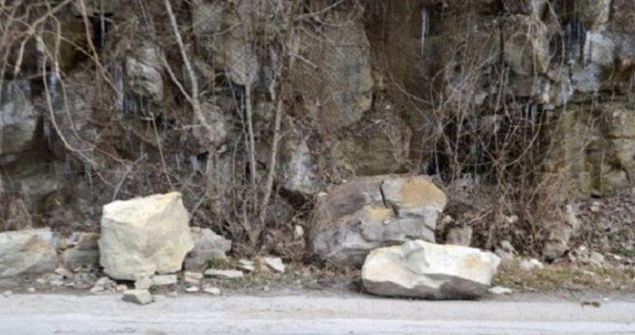 Снимка БулфотоПовишена опасност от падащи камъни има в Кресненското дефиле
