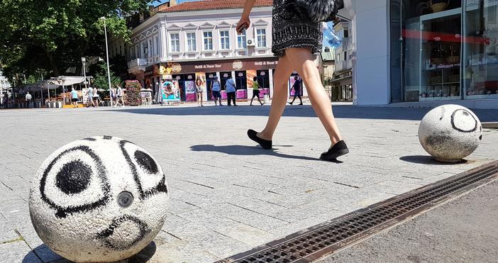 Снимки: БулфотоНеизвестен шегаджия е нарисувал личица на топките-улични ограничители в началото