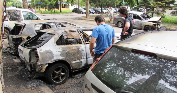 снимки: БулфотоПет автомобила горяха в Русе, а три от возилата